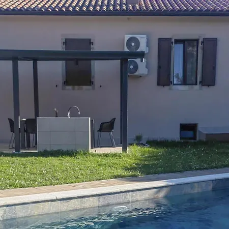 In With Outdoor Swimming Pool * ラビン